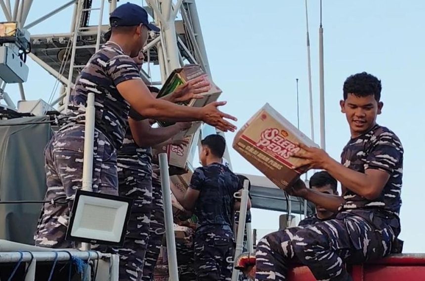 TNI AL Dukung Distribusi Bantuan Gempa NTT via KRI Hiu-634