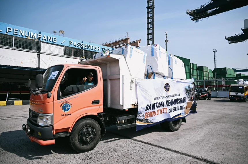 Kemenhub Salurkan 7,9 Ton Bantuan Kemanusiaan untuk Korban Gempa NTT