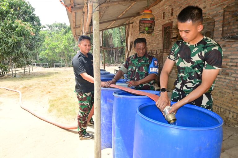 TNI AU Salurkan Bantuan Air Bersih untuk Warga Terdampak Kekeringan
