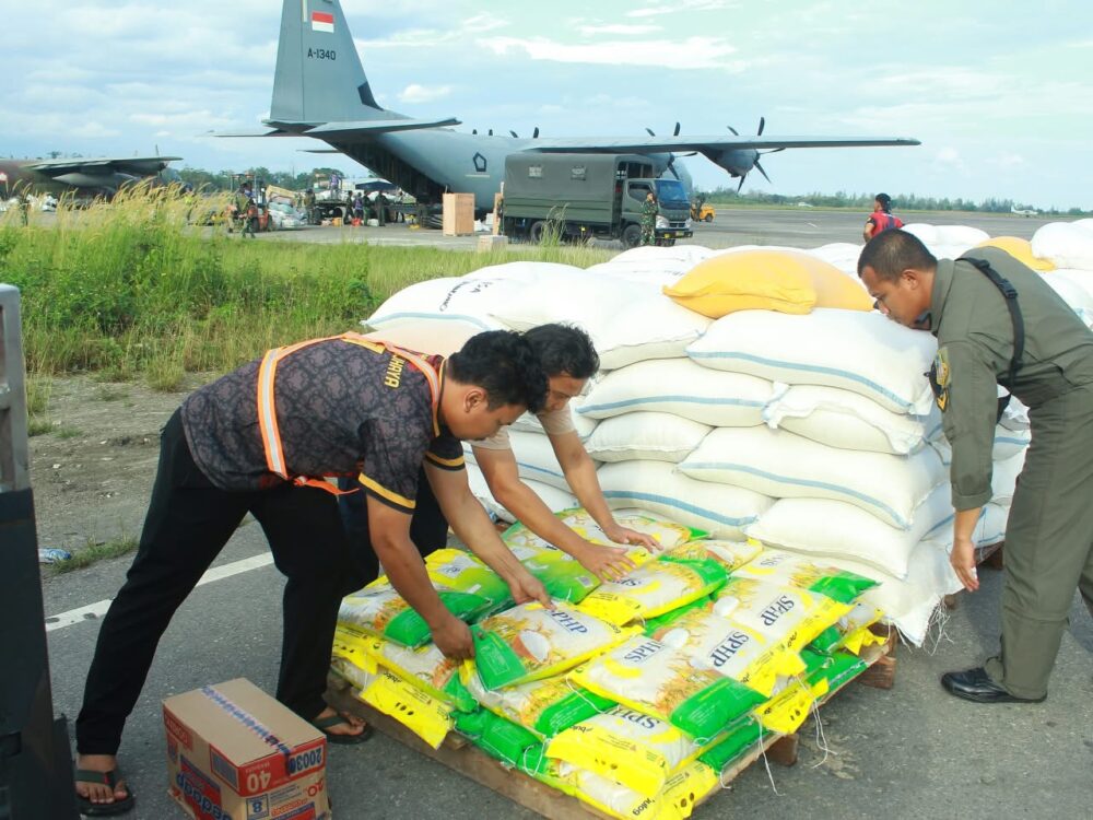 TNI AU Kirim 12,5 Ton Beras ke Yahukimo Papua Pegunungan