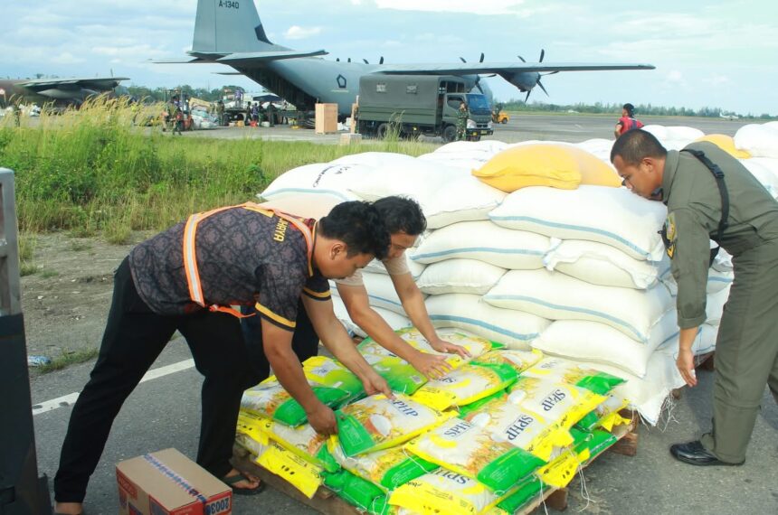 TNI AU Kirim 12,5 Ton Beras ke Yahukimo Papua Pegunungan