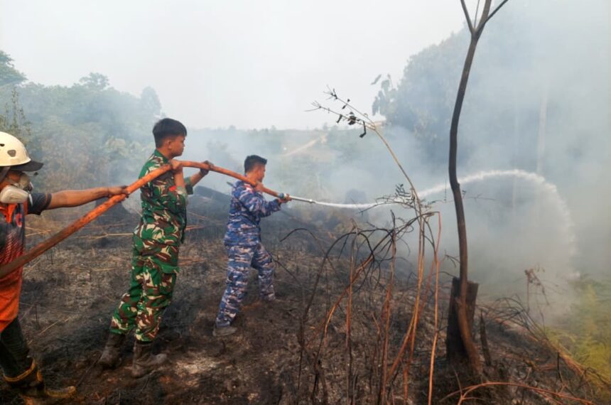 Lanud Anang Busra Kerahkan Personel Tangani Karhutla Tarakan