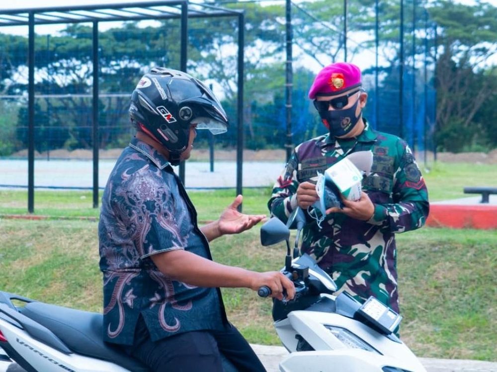 Korps Marinir TNI AL Bagikan Masker untuk Warga Terdampak Erupsi