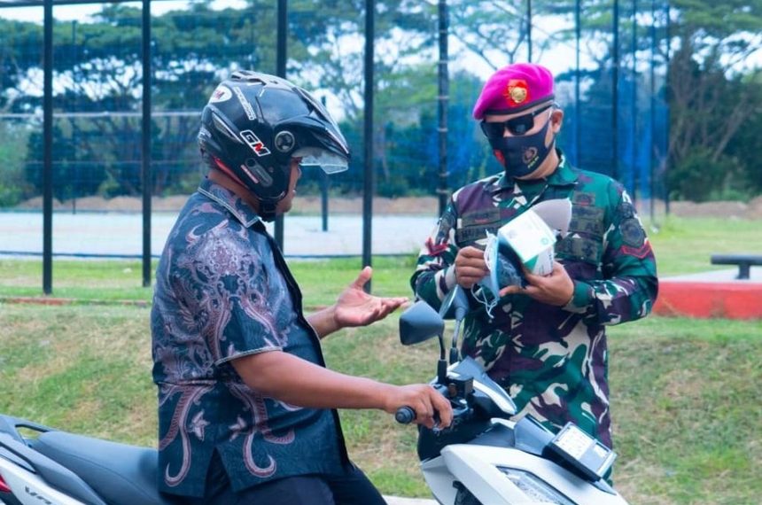 Korps Marinir TNI AL Bagikan Masker untuk Warga Terdampak Erupsi
