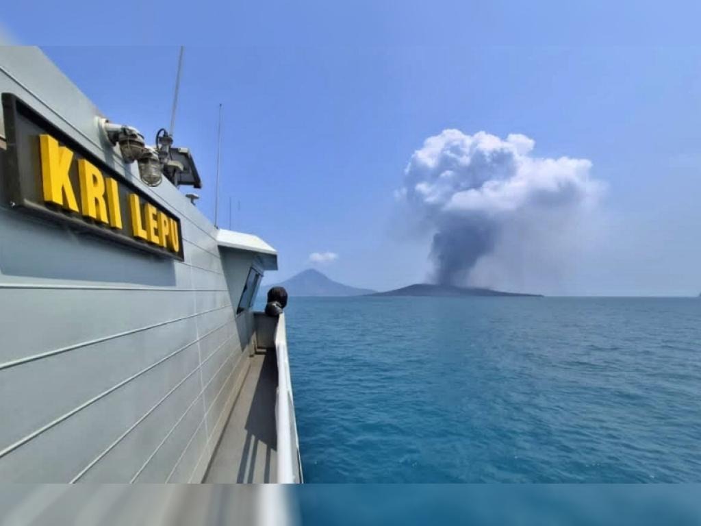Pantau Gunung Anak Krakatau, TNI AL Siagakan KRI dan SAR