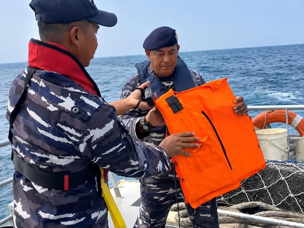 Hari Keempat Sisir Selat Sunda, TNI AL Kembali Temukan Pelampung