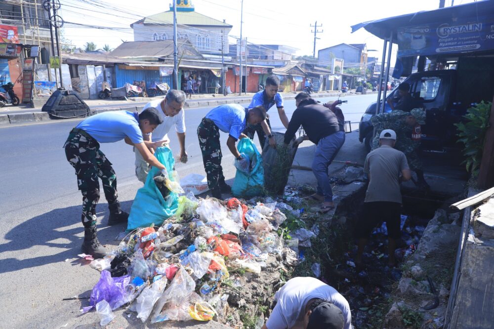 HUT ke-81 TNI, Lanud Sultan Hasanuddin dan Warga Bersihkan Sampah di Maros