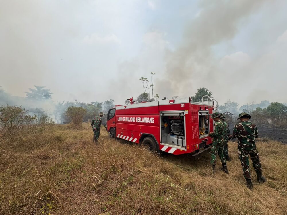 Kebakaran Lahan Dekat Permukiman, “Lanud Smh Bergerak Cepat di Talang Keramat”