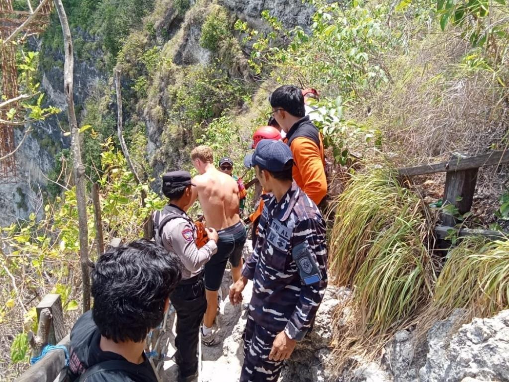 TNI AL Bersama Tim SAR Evakuasi WNA Australia di Klingking Beach