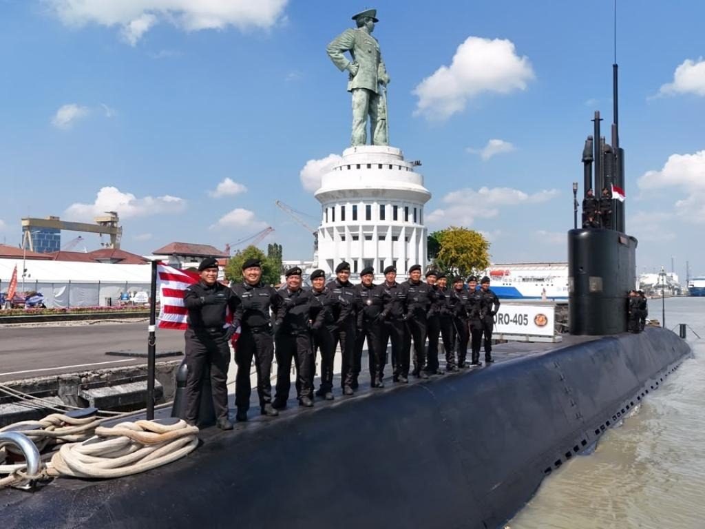 KASAL Pimpin Penyematan Brevet Kehormatan Hiu Kencana di KRI Alugoro-405