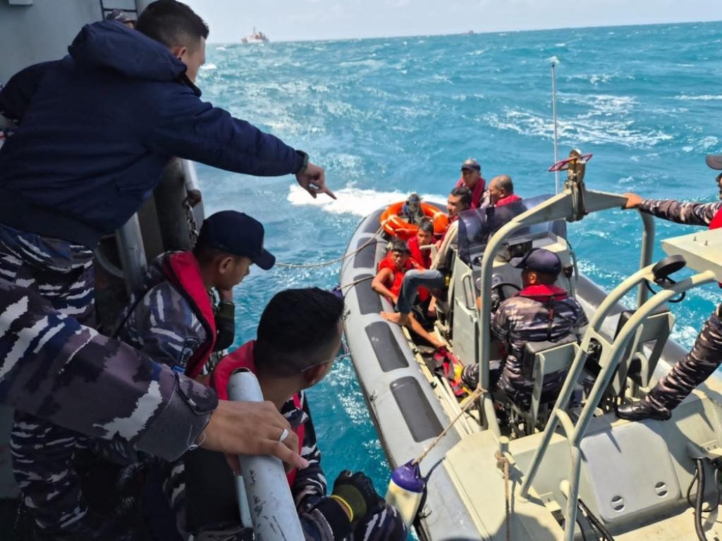 TNI AL Evakuasi 22 Korban Selamat KM Virgo Transport 8 di Laut Jawa
