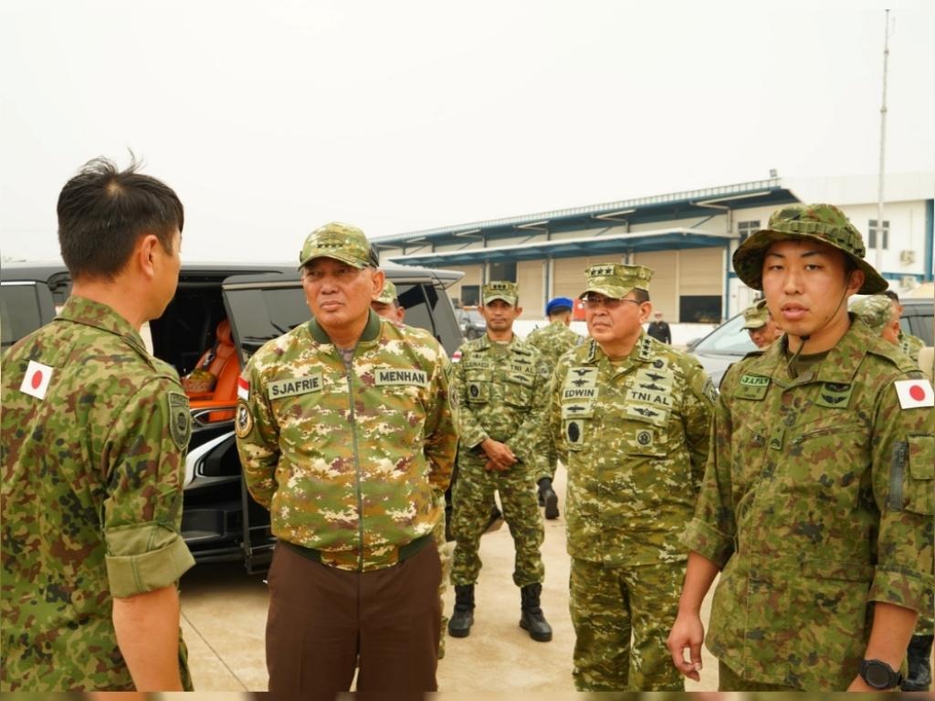 Wakasal Dampingi Menhan Tinjau Bantuan JMSDF untuk Tangani Karhutla Kalimantan