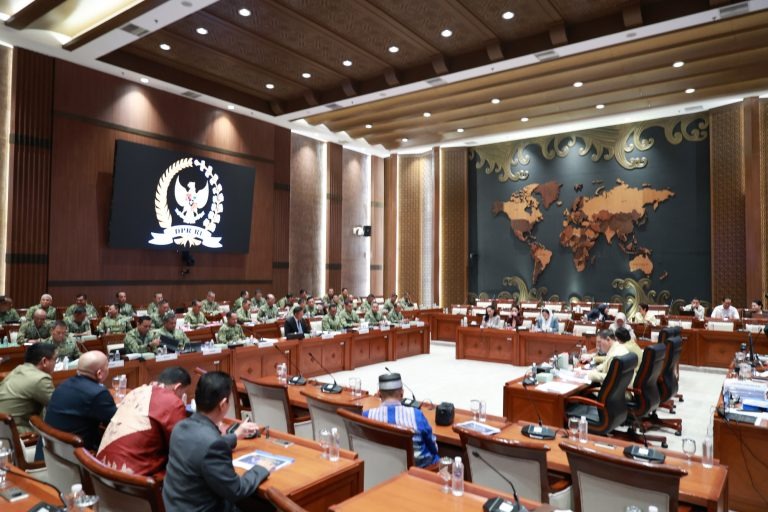 Wamenhan Hadiri Raker Komisi I DPR RI Bahas Penyesuaian Anggaran Kemhan dan TNI 2027
