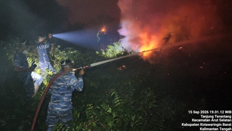 Karhutla Kotawaringin Barat, Satgas Lanud Iskandar Berjibaku Padamkan Api Malam Hari