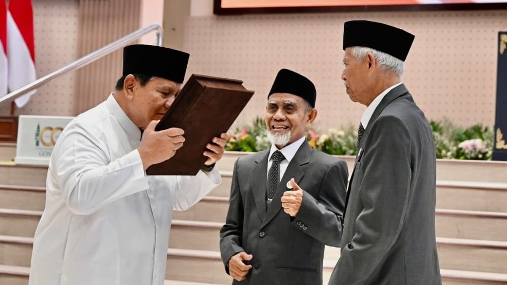 Di HUT 100 Tahun Gontor, Presiden Prabowo Terima Mushaf dan Buku
