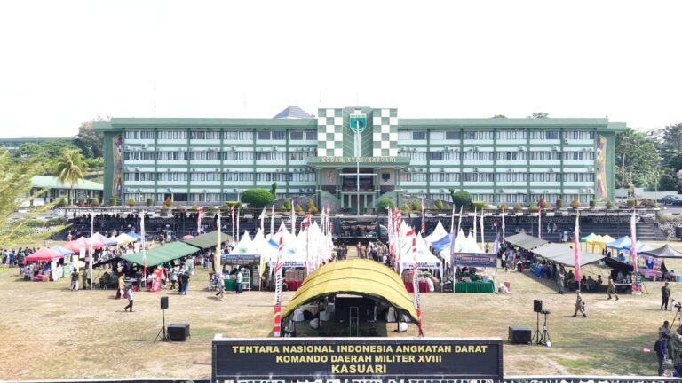 HUT ke-81 TNI, Kodam XVIII/Kasuari Gelar Bazar dan Pasar Murah
