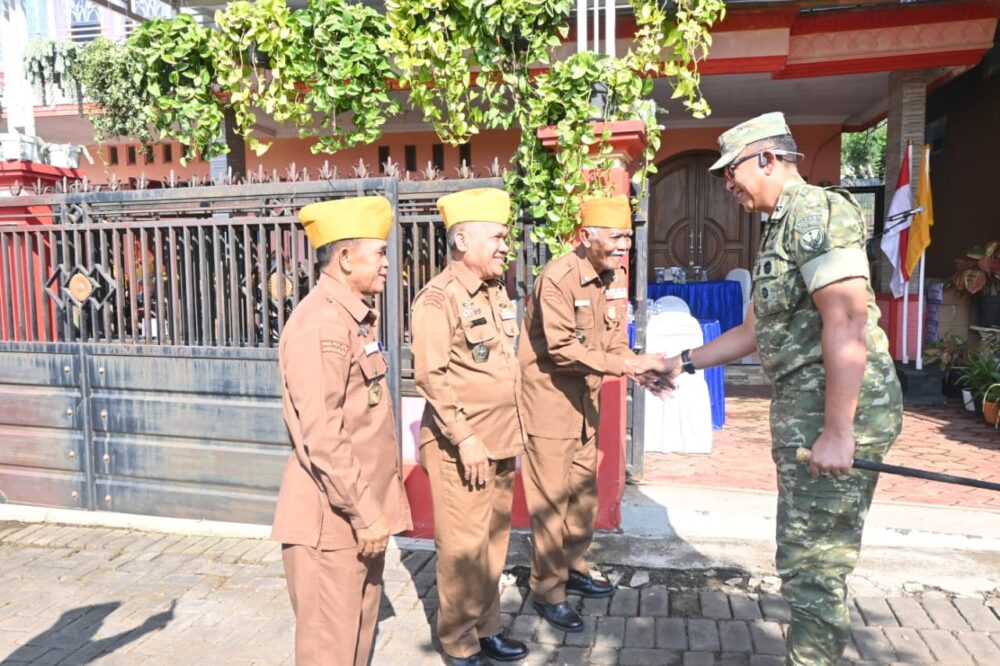 HUT ke-81 TNI, Lanud Abd Saleh Pererat Silaturahmi dan Berbagi dengan Veteran