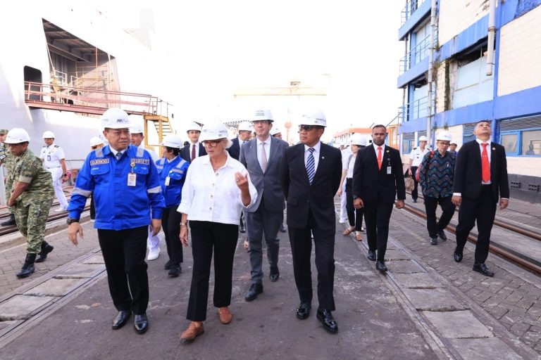 Wamenhan dan Menteri Prancis Tinjau Pembangunan Kapal Selam Scorpène