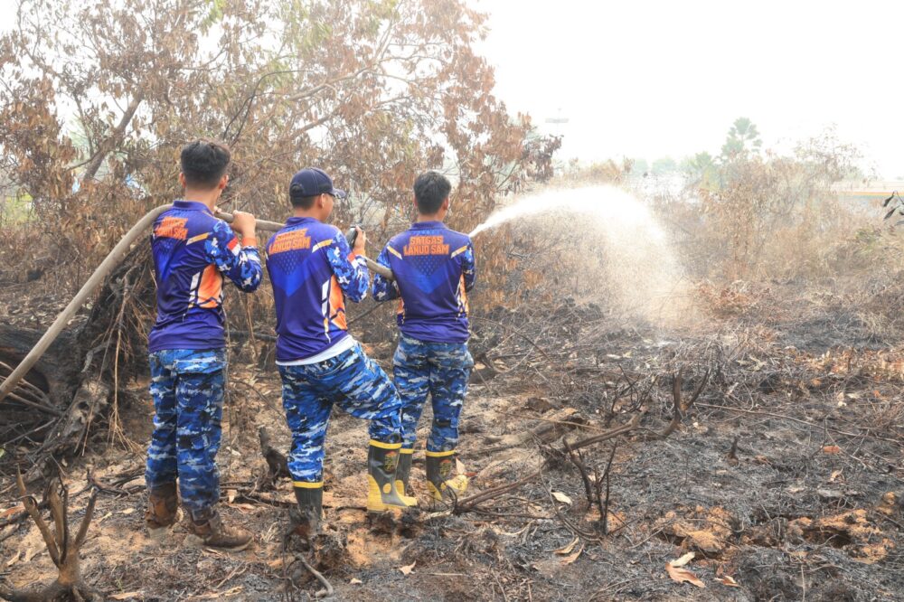 Lanud Sjamsudin Noor Intensifkan Pendinginan Gambut Cegah Karhutla Meluas
