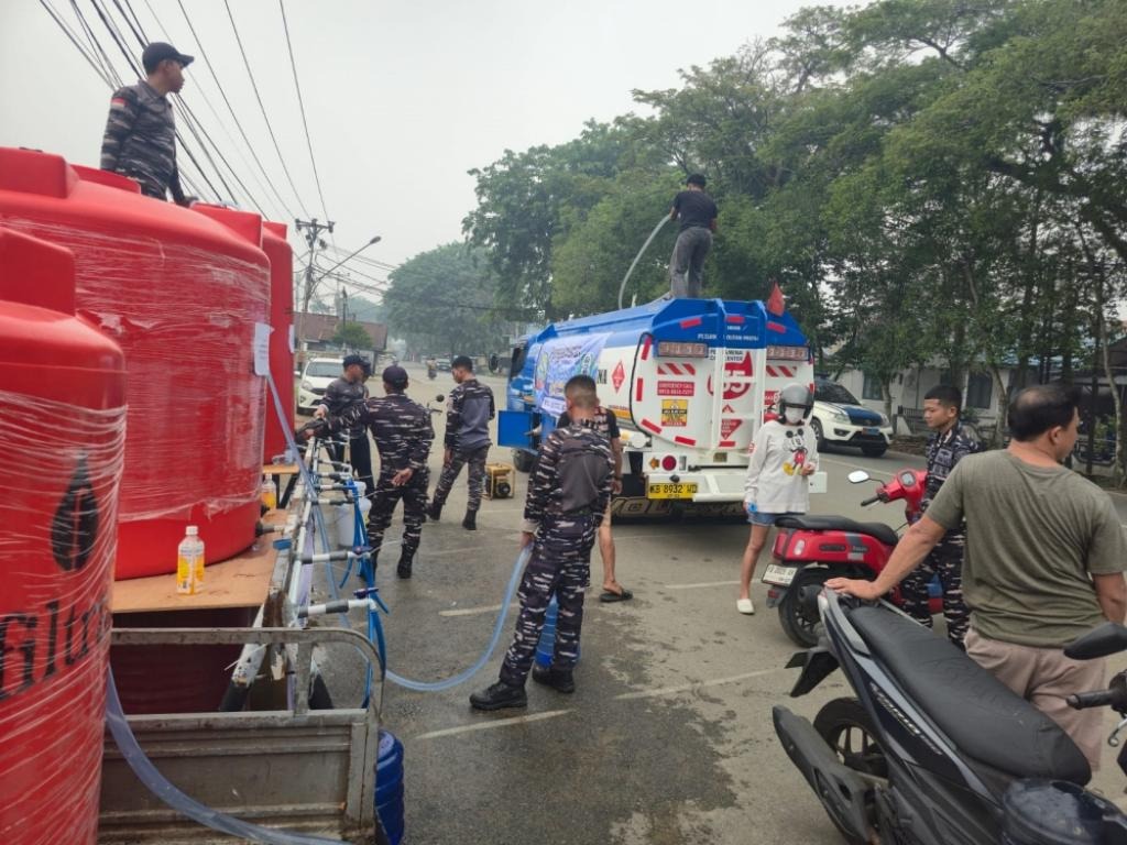TNI AL Distribusikan 368.000 Liter Air Bersih untuk Warga Kalbar