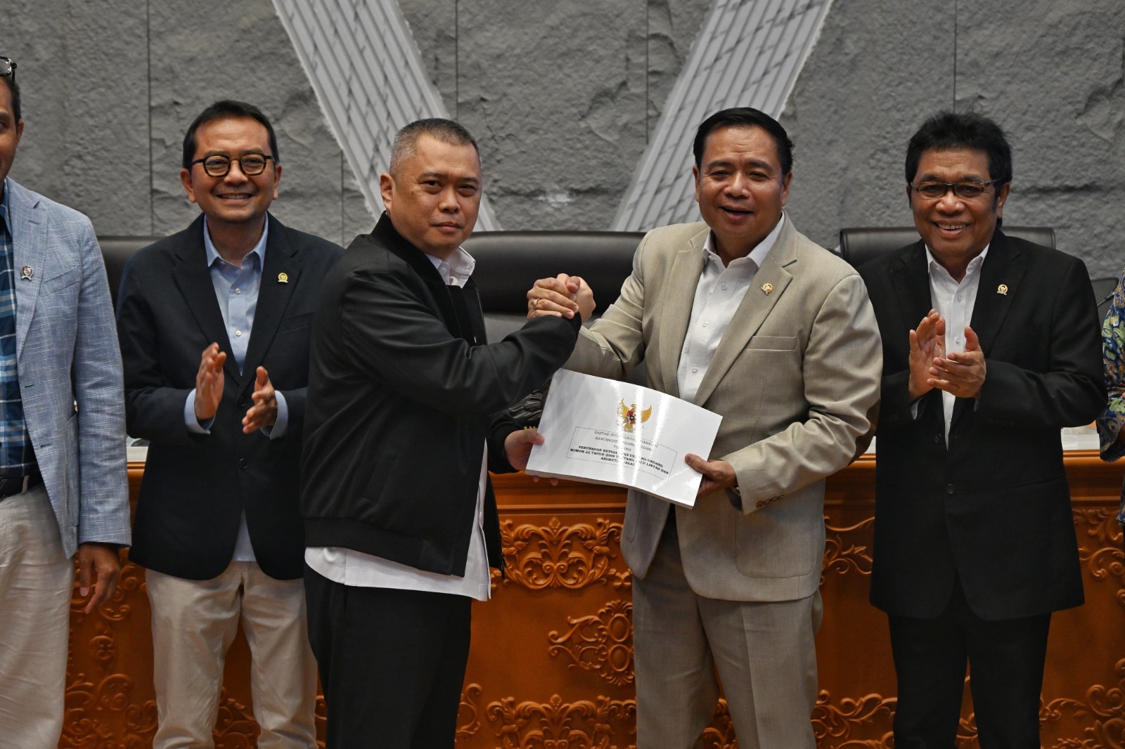 Menhub Dudy dan Komisi V DPR Bahas RUU LLAJ, Pemerintah Sampaikan DIM