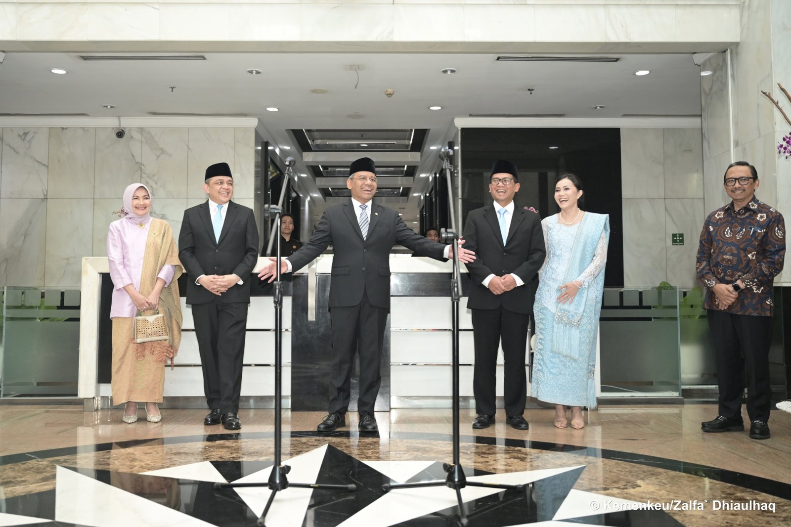 Presiden Prabowo Lantik Nurkholisoh dan Luky Alfirman sebagai Wamenkeu