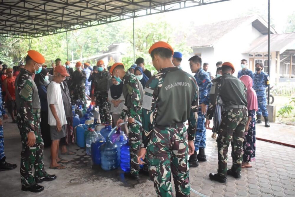 Yon Parako 466 Pasgat Salurkan Air Bersih untuk Warga Kubu Raya