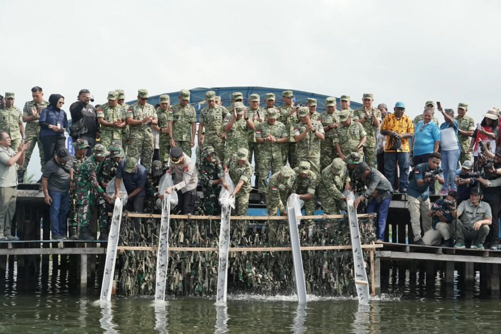 HUT ke-81 TNI, Lanud Silas Papare Bersihkan Sampah di Jayapura