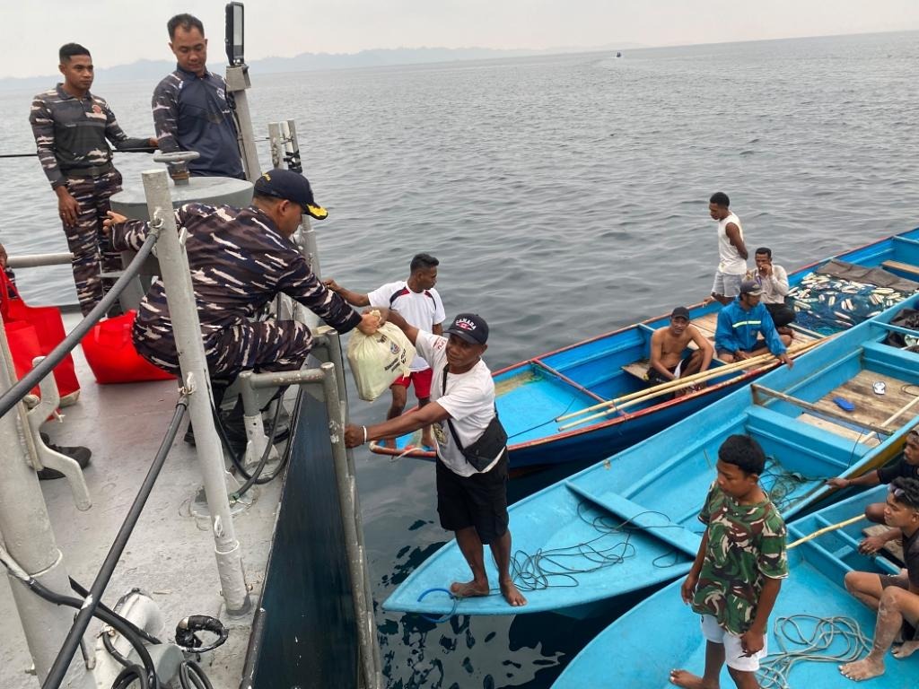 TNI AL Gelar Bakti Sosial dan Kesehatan bagi Warga Pesisir Papua-Maluku