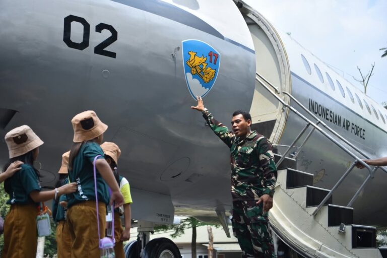 Lanud Halim Perdanakusuma Kenalkan Dunia Penerbangan kepada Murid TK