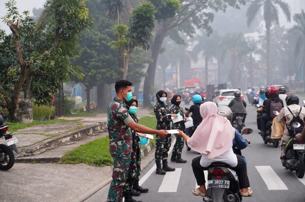 Kabut Asap Masih Selimuti Riau, Lanud Roesmin Nurjadin Bagikan Masker