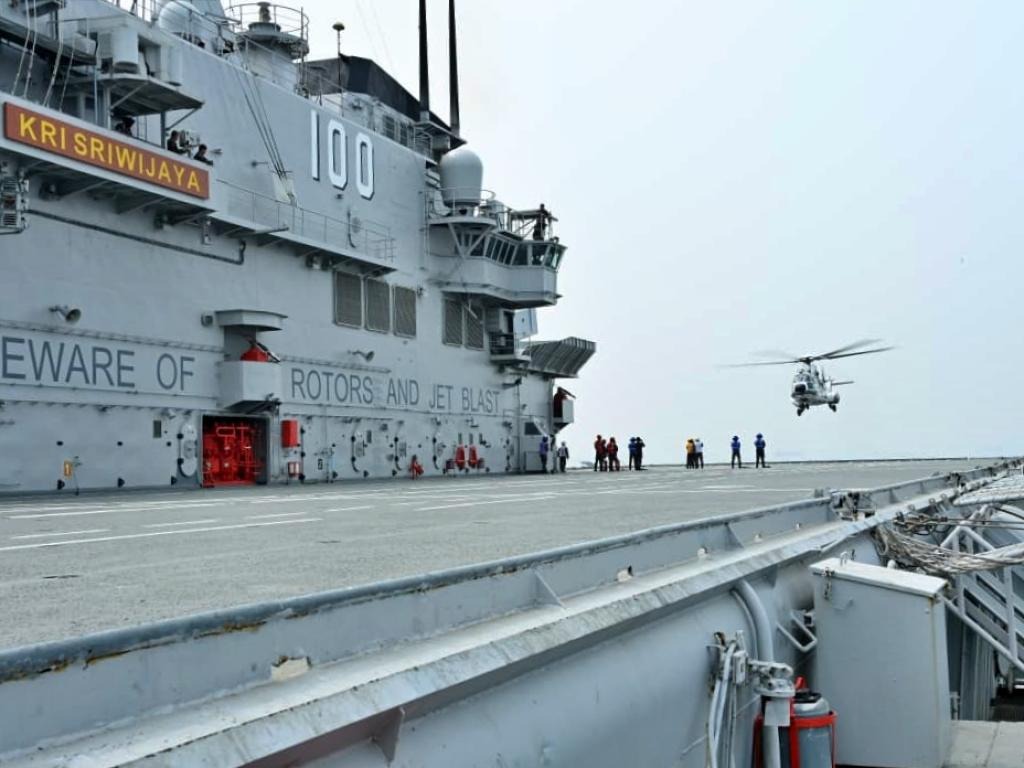 Helikopter TNI AU Jalani Touch and Go Training di KRI Sriwijaya-100