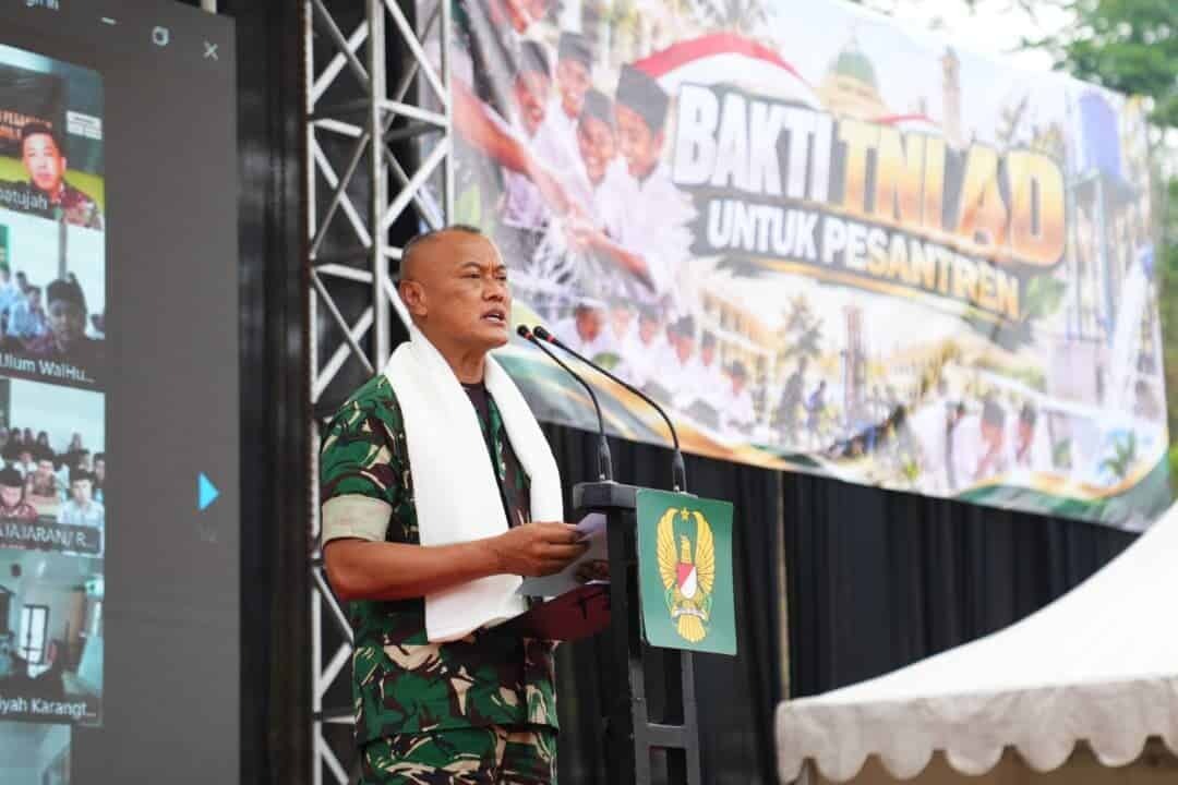 TNI AD Salurkan 53 Truk Bantuan untuk 30 Pondok Pesantren