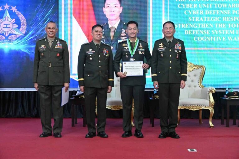 Mayor Cpm Hugo Adi Nugroho Raih Dua Penghargaan di Sesko Filipina