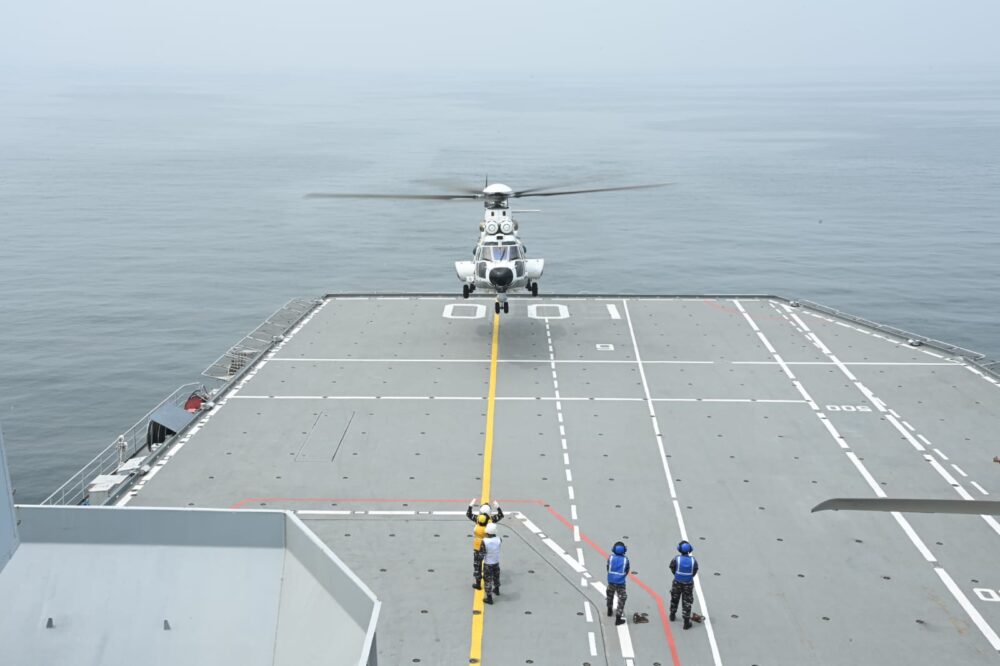 Perkuat Interoperabilitas TNI, Helikopter Skadron Udara 45 Berlatih di KRI Sriwijaya-100