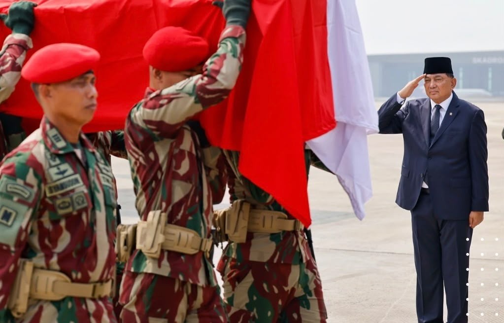 Menhan Sjafrie Hormati Kedatangan Jenazah Mantan KASAD Subagyo Hadi Siswoyo
