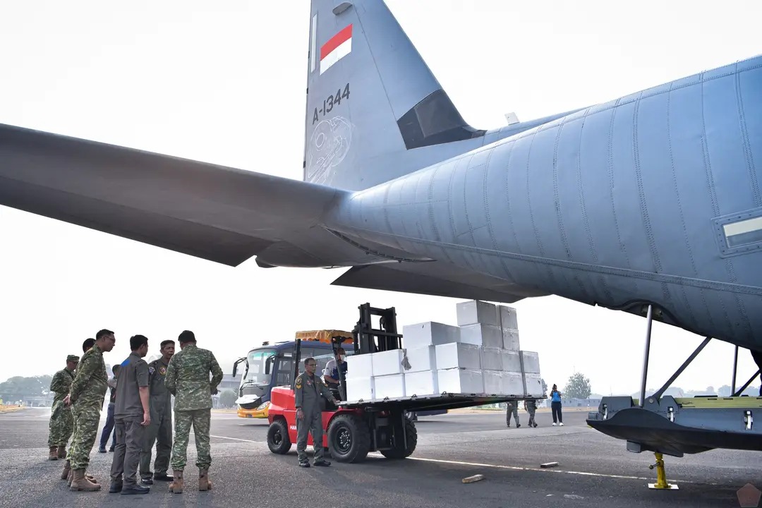 TNI Kirim 9,6 Ton Material Modifikasi Cuaca untuk Atasi Karhutla Kalsel