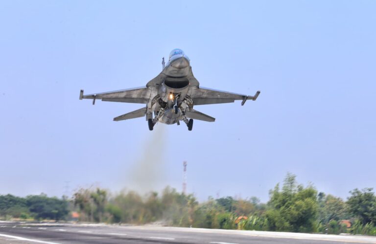 TNI AU Uji Coba EMB-314 dan F-16 Mendarat di Tol Pasuruan-Probolinggo