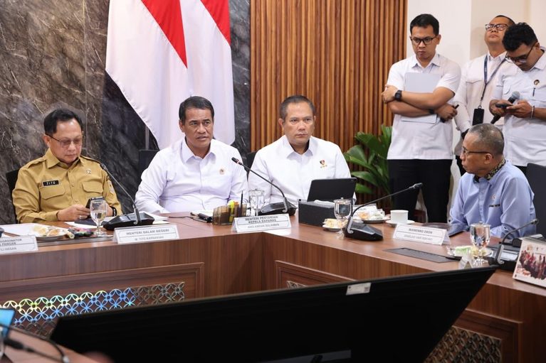 Stok Beras Bulog 4,5 Juta Ton, ‘Mentan Amran Pastikan Pasokan Aman hingga 2027’