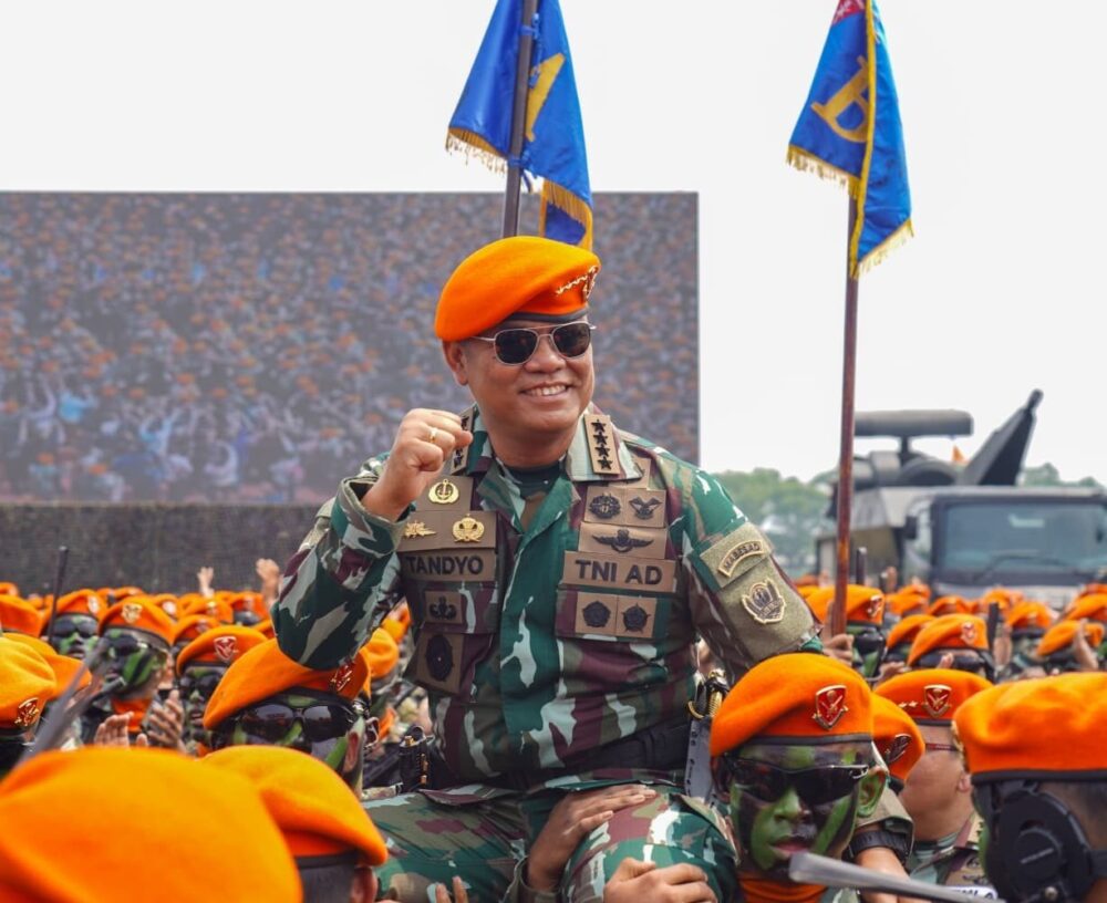KASAD Tandyo Budi Diangkat Jadi Warga Kehormatan Korpasgat TNI AU
