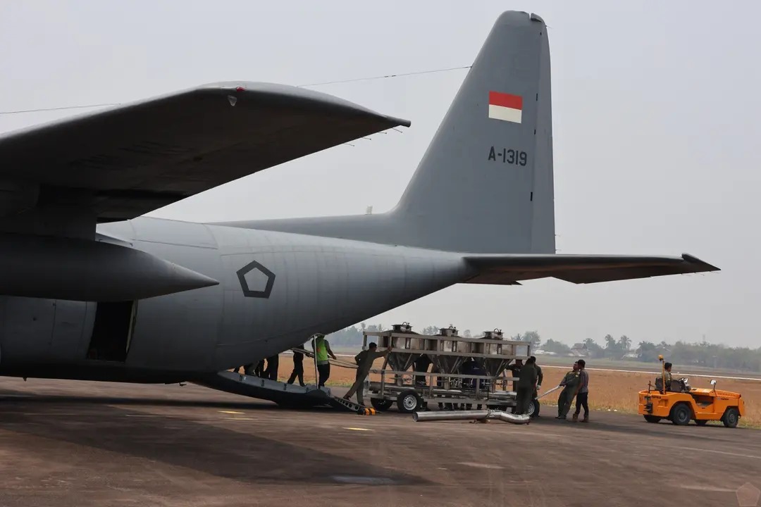 Modifikasi Cuaca di Palembang Diintensifkan, TNI Kerahkan Pesawat Hercules