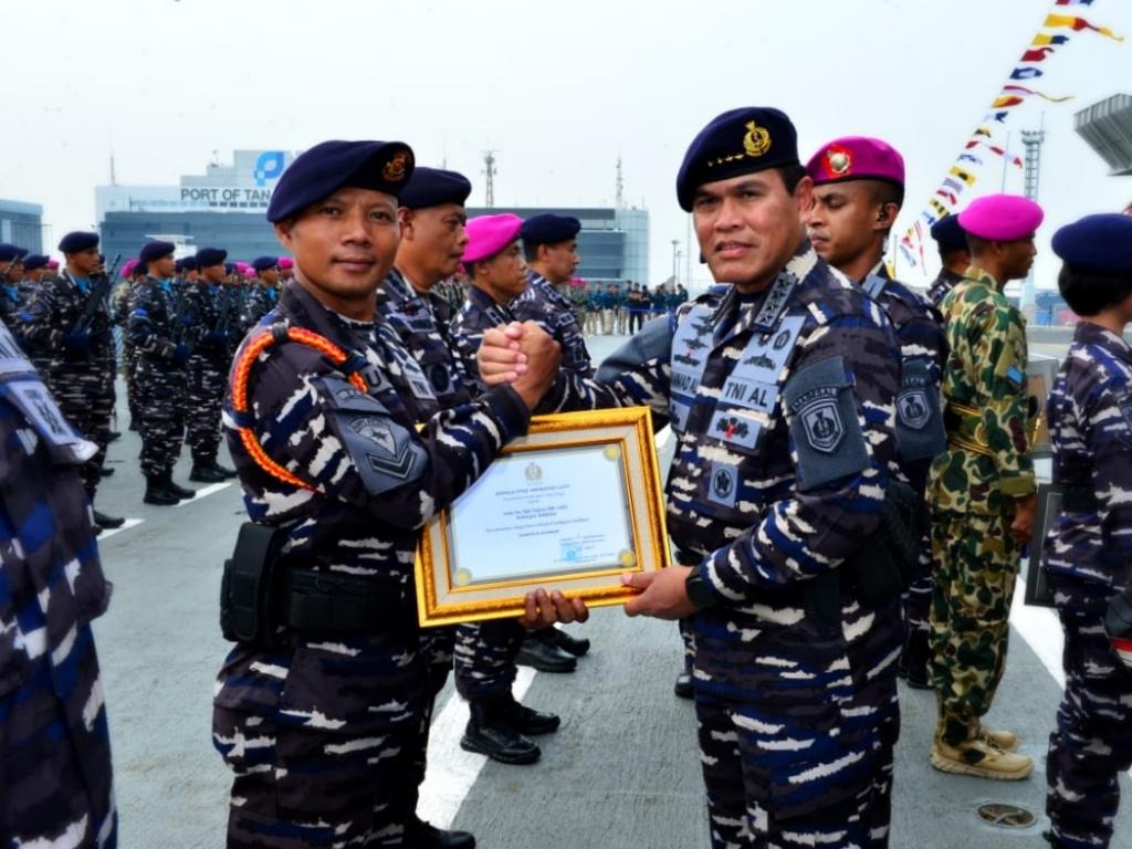 Sumpah Pemuda di KRI Sriwijaya-100, KASAL Anugerahkan Penghargaan kepada 4 Satuan