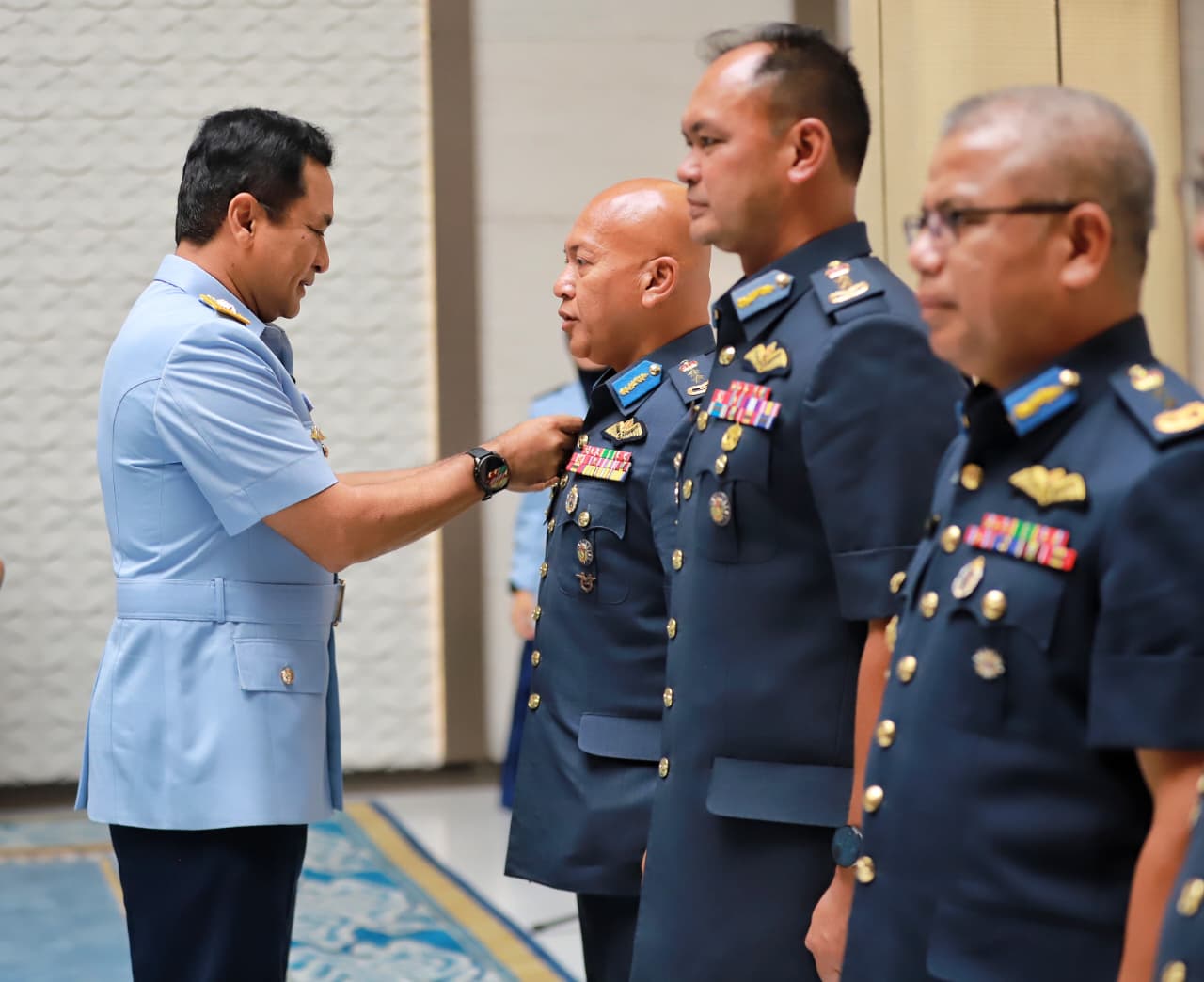 KASAU Tonny Harjono Sematkan Wing Kehormatan kepada 5 Perwira Tinggi TUDM