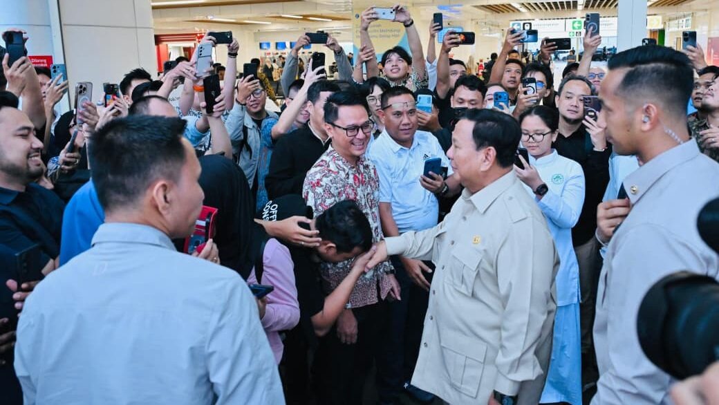 Naik Whoosh ke Jakarta, Prabowo Sempatkan Sapa dan Foto Bareng Warga